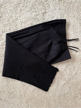 Like New Jones New York Black Eyelet Trimmed Capri Pants Quality Fabric Sz 12